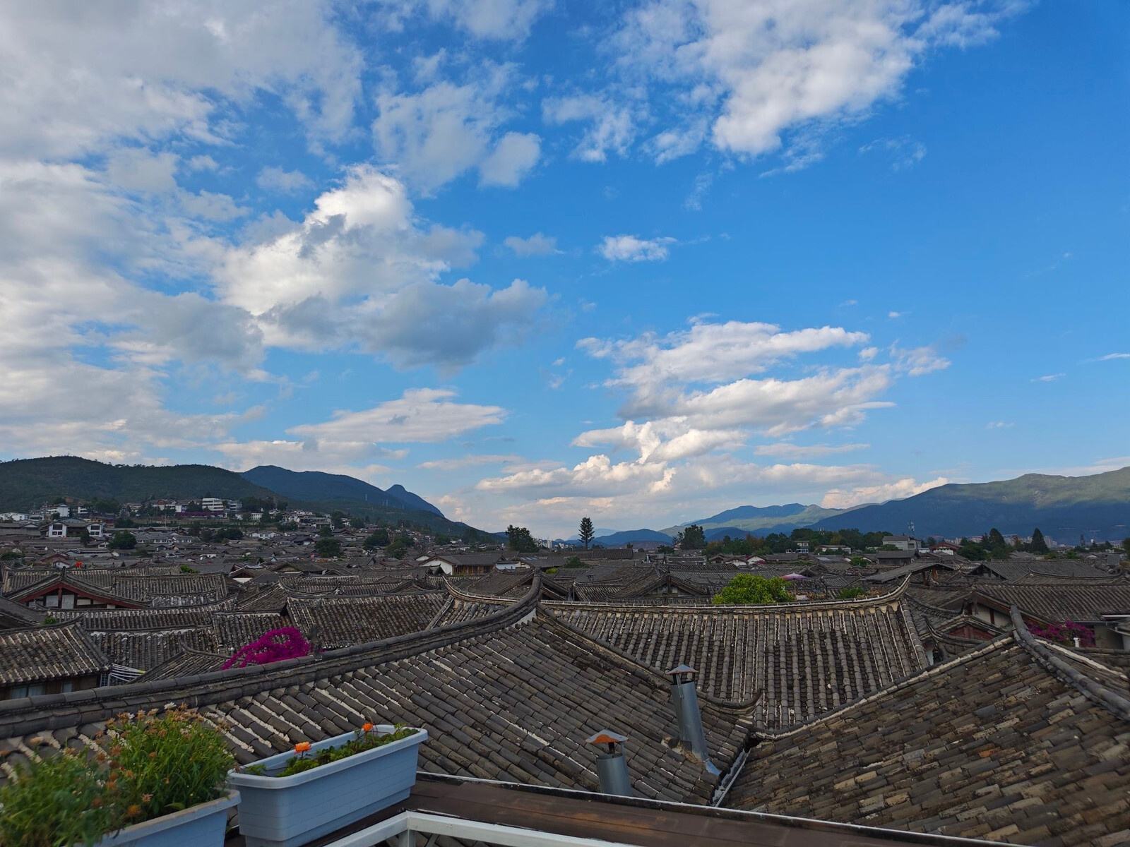 古城屋顶与远山